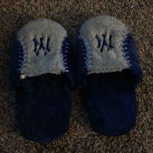 N.Y house slippers